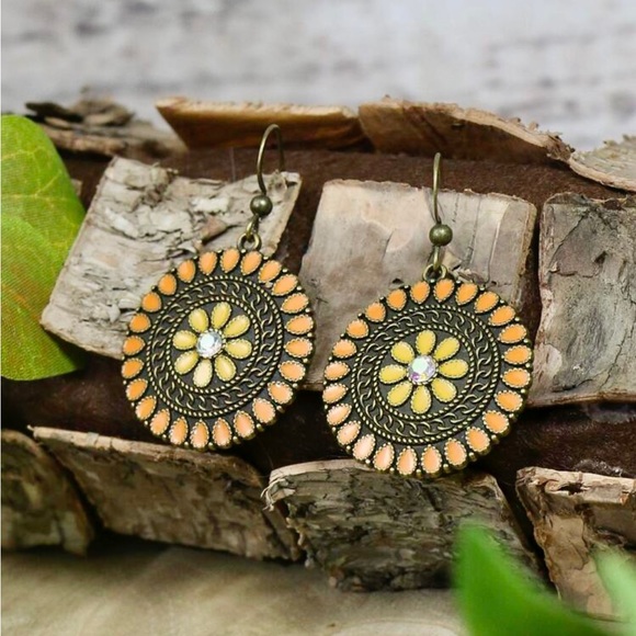 Rhinestone decor decor round charm necklace & drop earrings. - Picture 3 of 5